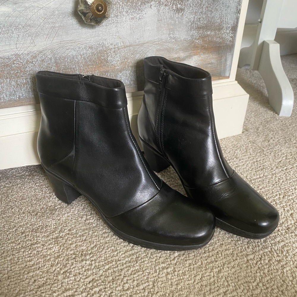 Clarks Black Low Boots - Picture 2 of 6
